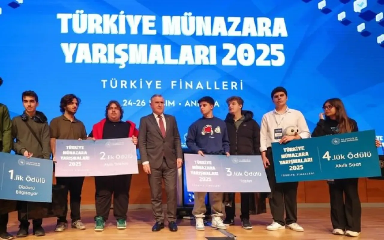 Fatih'teki Okul Türkiye Münazara Yarışması'nda İkinci Oldu Fatih'teki Okul Türkiye Münazara Yarışması'nda İkinci Oldu