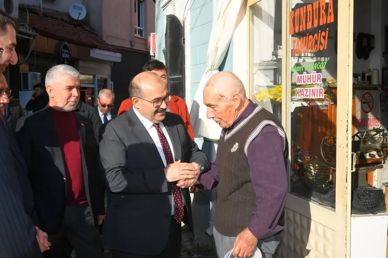 Balıkesir Valisi Sındırgı'da Esnaf ve Vatandaşlarla Buluştu Balıkesir Valisi Sındırgı'da Esnaf ve Vatandaşlarla Buluştu