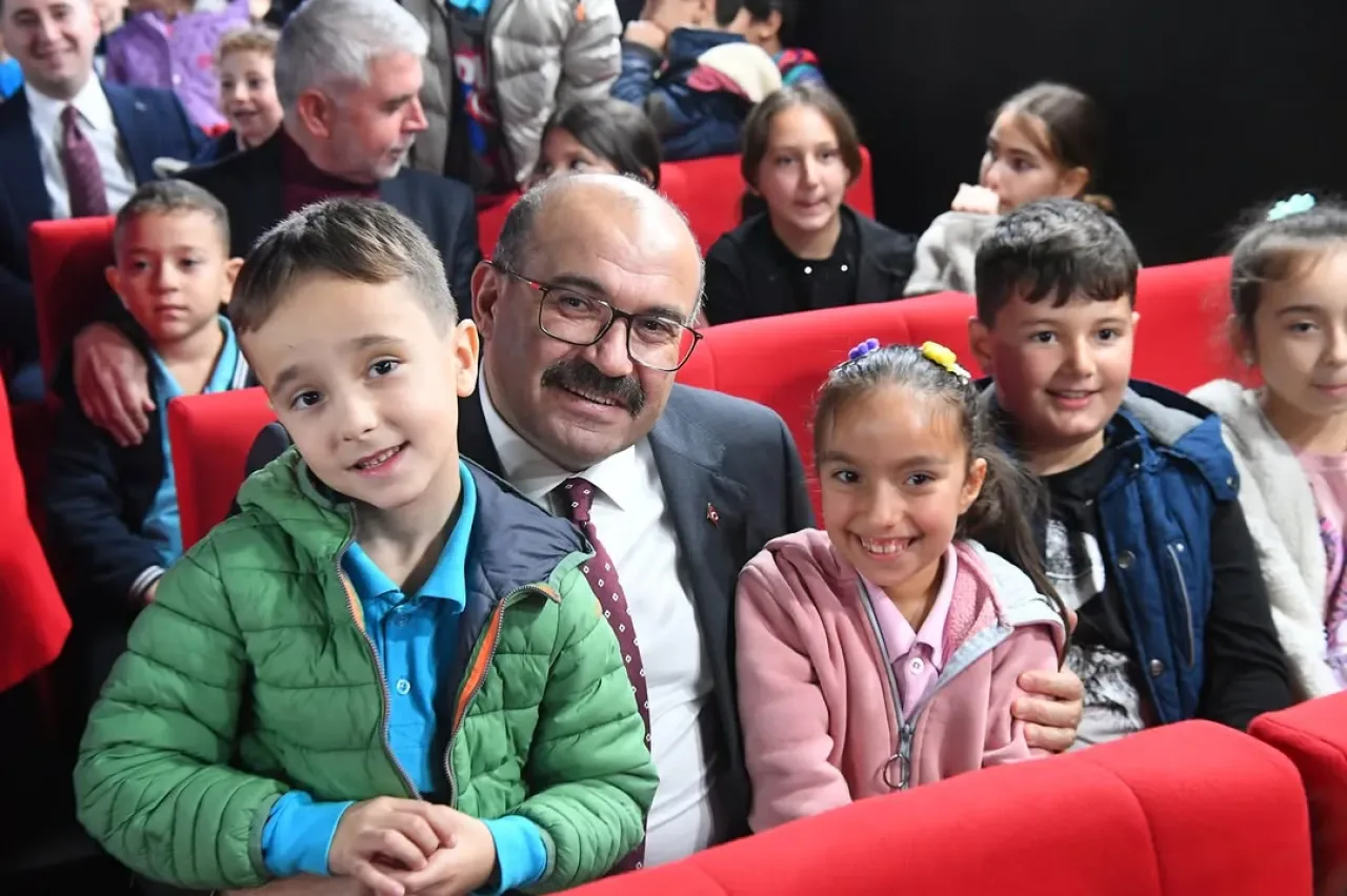 Gezen Sinema Tırı Balıkesirli Çocuklarla Buluştu Gezen Sinema Tırı Balıkesirli Çocuklarla Buluştu