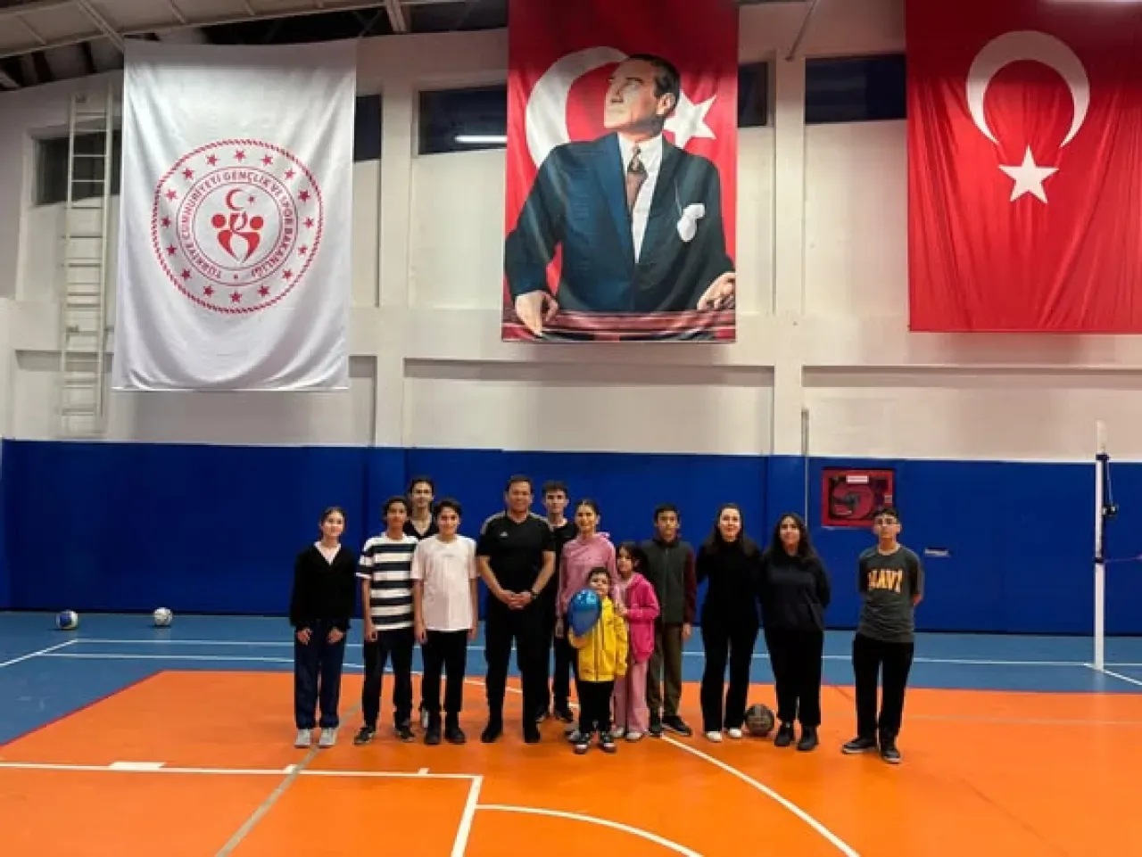 Sındırgı'da Gençler Voleybol Maçıyla Buluştu Sındırgı'da Gençler Voleybol Maçıyla Buluştu