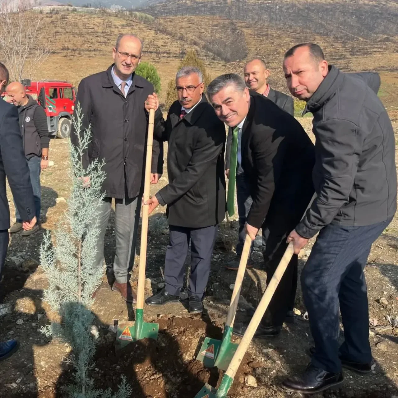 Sancaktepe ve Gürsu'da Yeşil Vatan İçin Anlamlı Ağaç Dikim Etkinliği Sancaktepe ve Gürsu'da Yeşil Vatan İçin Anlamlı Ağaç Dikim Etkinliği