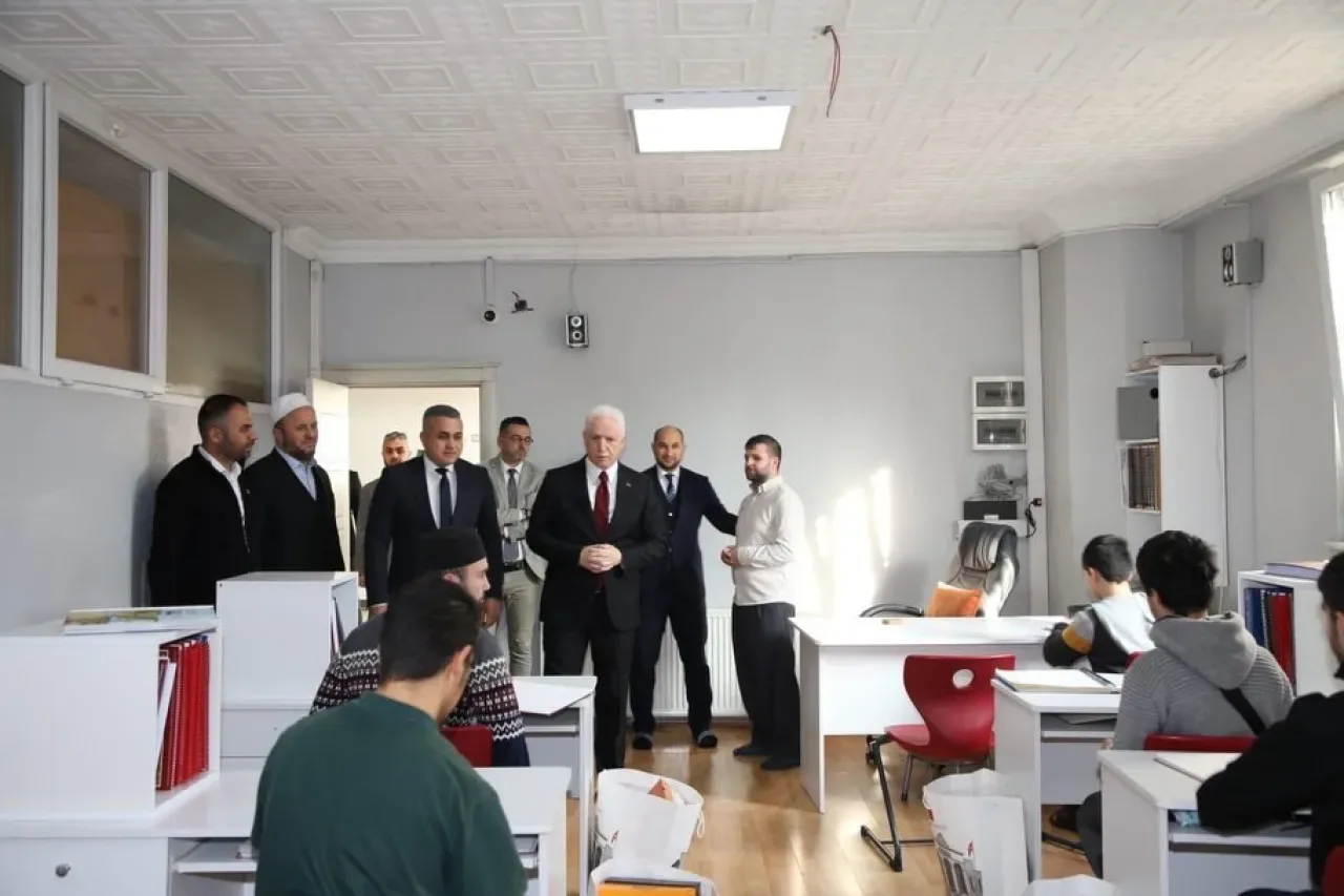 Vali Davut Gül ve Kaymakam Mustafa Anteplioğlu, Engelliler Haftası'nda Öğrencileri Ziyaret Etti Vali Davut Gül ve Kaymakam Mustafa Anteplioğlu, Engelliler Haftası'nda Öğrencileri Ziyaret Etti