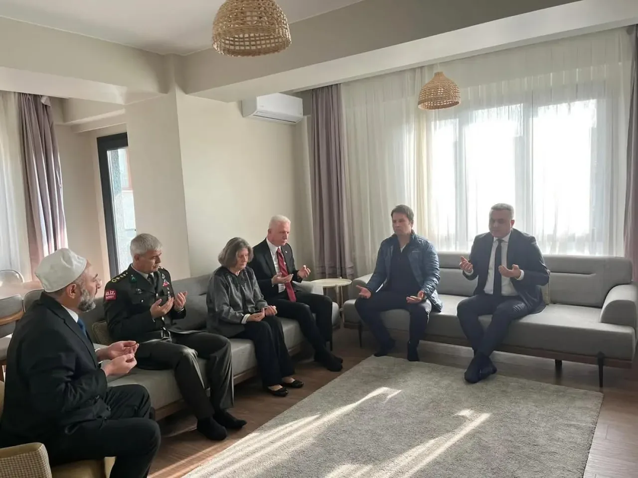 İstanbul Valisi Davut Gül, Kıbrıs Gazisi İhsan Debre'nin Ailesine Taziye Ziyaretinde Bulundu İstanbul Valisi Davut Gül, Kıbrıs Gazisi İhsan Debre'nin Ailesine Taziye Ziyaretinde Bulundu