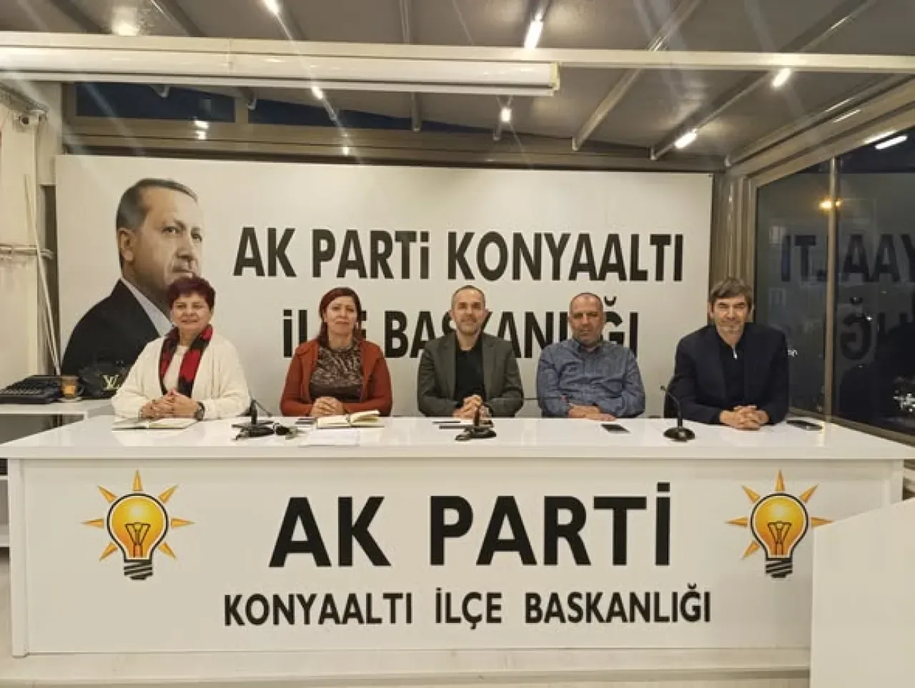 AK Parti Konyaaltı'nda Haftalık Olağan Yönetim Kurulu Toplantısı Gerçekleştirildi AK Parti Konyaaltı'nda Haftalık Olağan Yönetim Kurulu Toplantısı Gerçekleştirildi