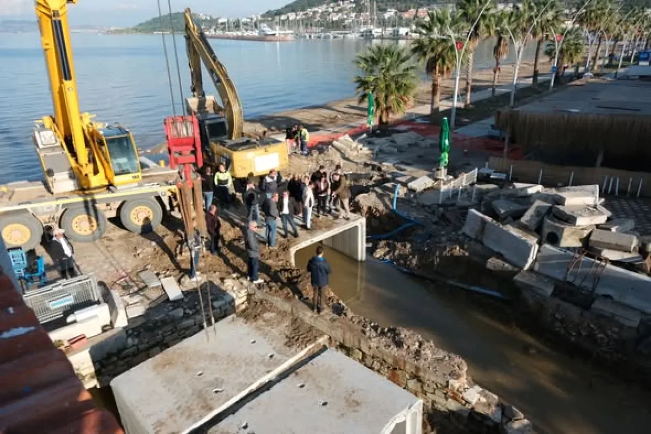 Foça'da Sel Riskine Karşı Altyapı Seferberliği Foça'da Sel Riskine Karşı Altyapı Seferberliği