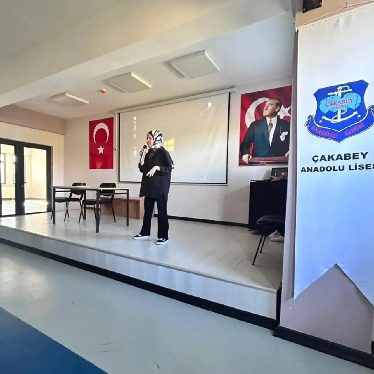 Gölcük Çakabey Anadolu Lisesi'nde Genç Akademisi Eğitimi Düzenlendi Gölcük Çakabey Anadolu Lisesi'nde Genç Akademisi Eğitimi Düzenlendi
