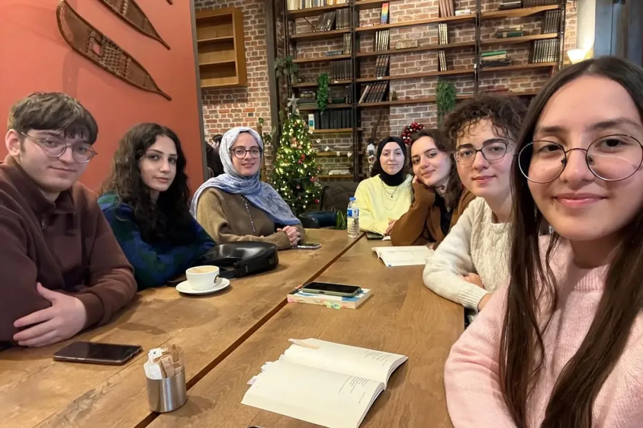 Bezmialem Vakıf Üniversitesi'nde Orhan Veli Şiirleri İncelendi Bezmialem Vakıf Üniversitesi'nde Orhan Veli Şiirleri İncelendi