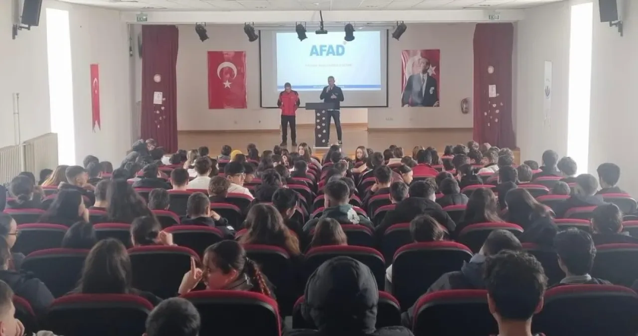 Şişli'de Ahi Evran Lisesi Öğrencilerine Afet Arama Kurtarma Eğitimi Şişli'de Ahi Evran Lisesi Öğrencilerine Afet Arama Kurtarma Eğitimi