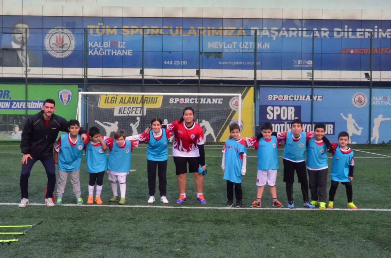 Kağıthane'de Genç Futbolcular Kış Spor Okullarında Yetişiyor Kağıthane'de Genç Futbolcular Kış Spor Okullarında Yetişiyor