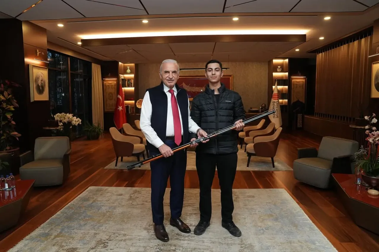 Ümraniye Belediye Başkanı Yıldırım, Sözünü Yerine Getirdi: Balıkçı Kardeşine Yeni Olta Teslim Etti Ümraniye Belediye Başkanı Yıldırım, Sözünü Yerine Getirdi: Balıkçı Kardeşine Yeni Olta Teslim Etti