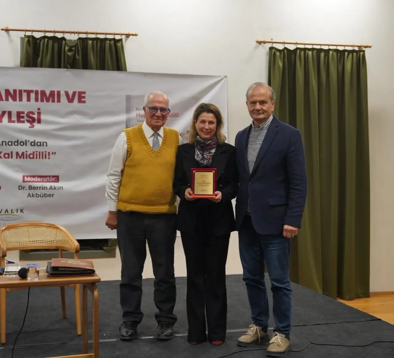 Kemal Anadol'un "Hoşça Kal Midilli" Kitabı Ayvalık'ta Tanıtıldı Kemal Anadol'un "Hoşça Kal Midilli" Kitabı Ayvalık'ta Tanıtıldı