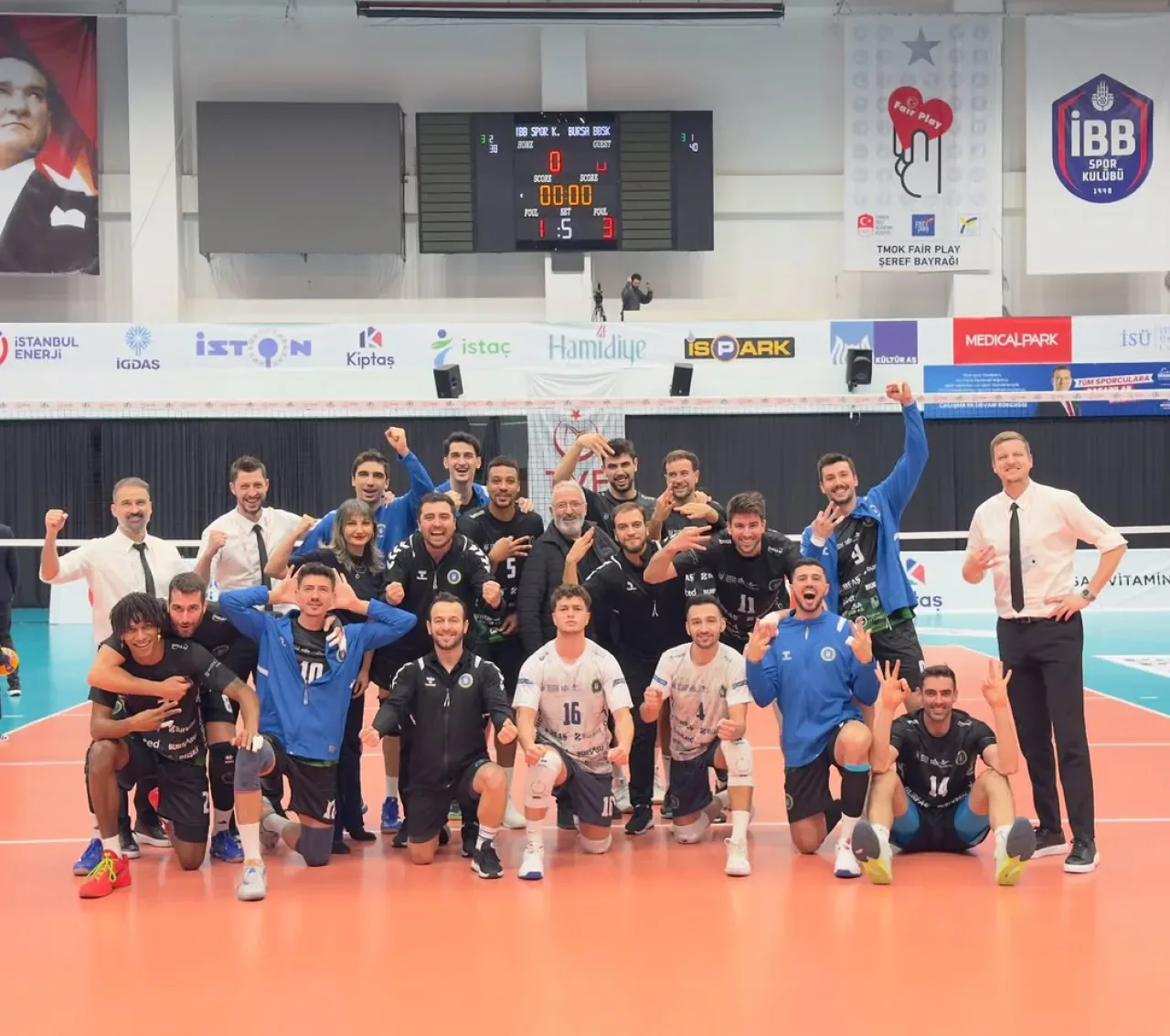 Bursa Büyükşehir Belediyespor Zorlu Maçta Galibiyetini Sürdürdü Bursa Büyükşehir Belediyespor Zorlu Maçta Galibiyetini Sürdürdü