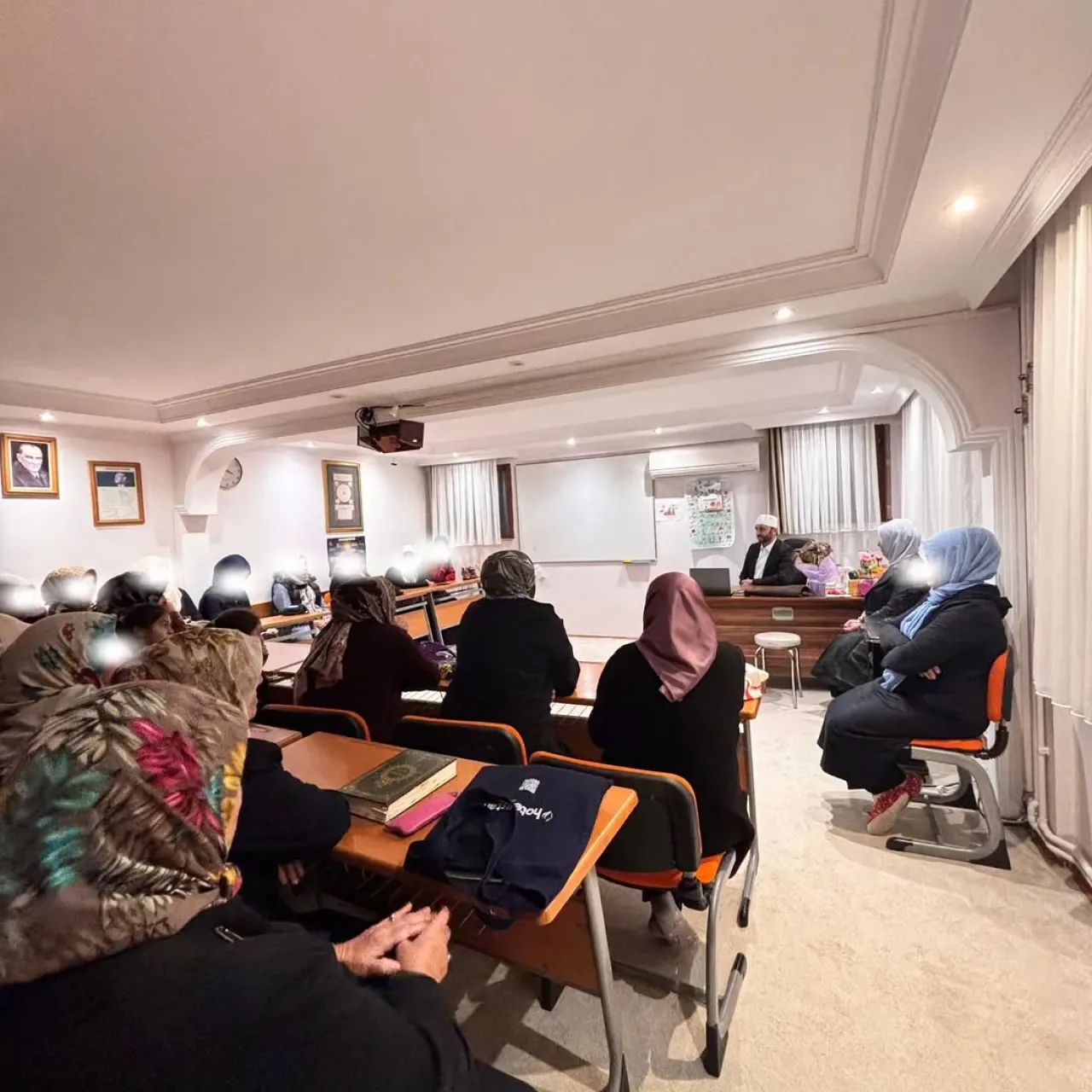Adalar'da 25 Kasım'da Kadına Yönelik Şiddetle Mücadele Semineri Düzenlendi Adalar'da 25 Kasım'da Kadına Yönelik Şiddetle Mücadele Semineri Düzenlendi