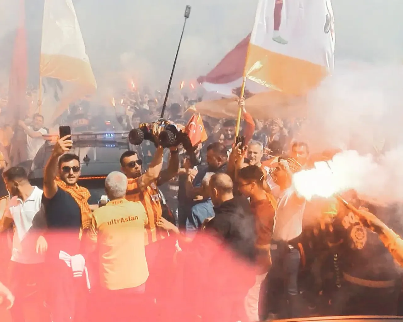 Galatasaray Taraftarları Sahada Büyük Buluşma Galatasaray Taraftarları Sahada Büyük Buluşma