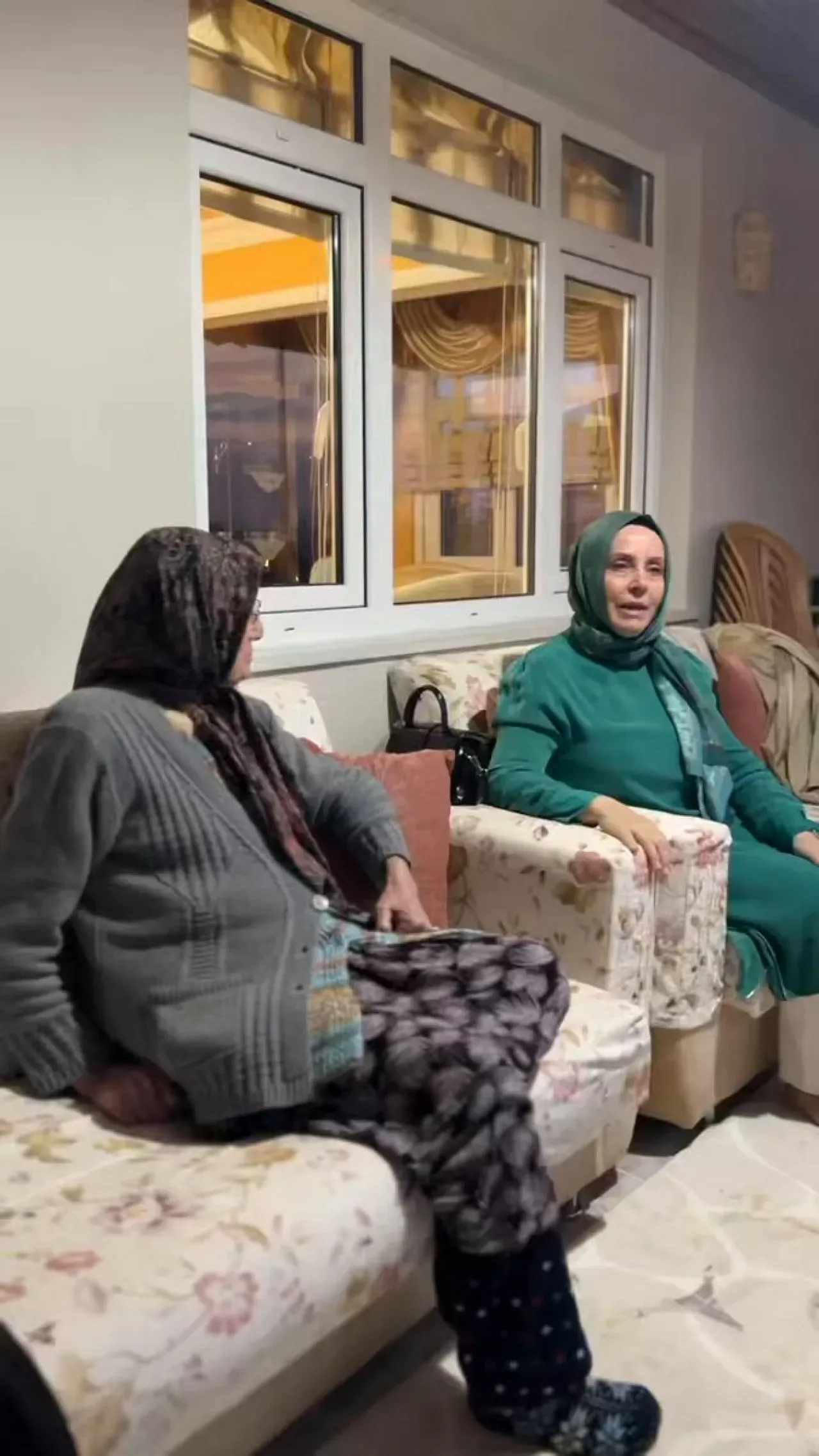 AK Parti İstanbul Kadın Kolları Beykoz'da Eğitimciyi Ziyaret Etti AK Parti İstanbul Kadın Kolları Beykoz'da Eğitimciyi Ziyaret Etti