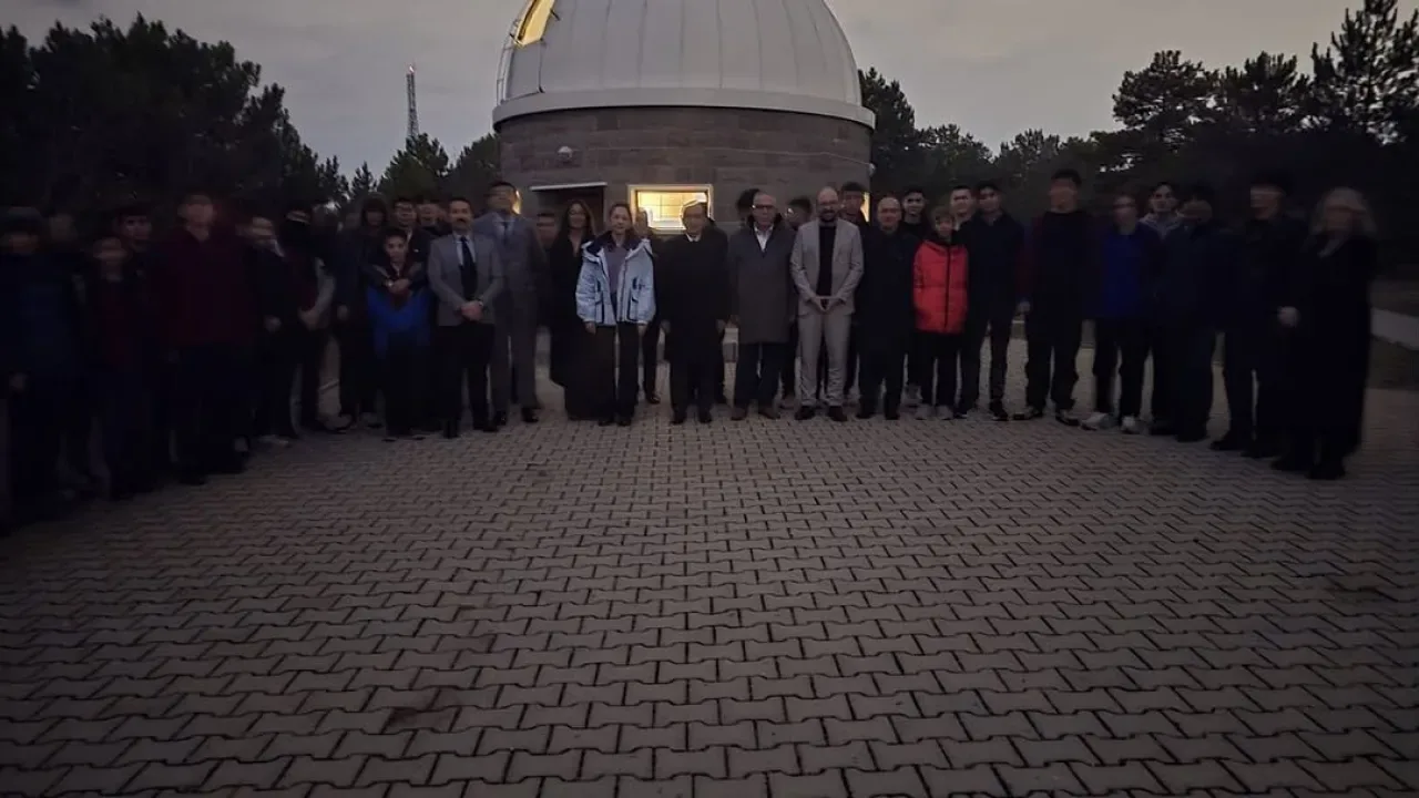 Yenimahalleli Öğrenciler Ankara Üniversitesi Kreiken Gözlemevi'nde Gökyüzünü Keşfetti Yenimahalleli Öğrenciler Ankara Üniversitesi Kreiken Gözlemevi'nde Gökyüzünü Keşfetti