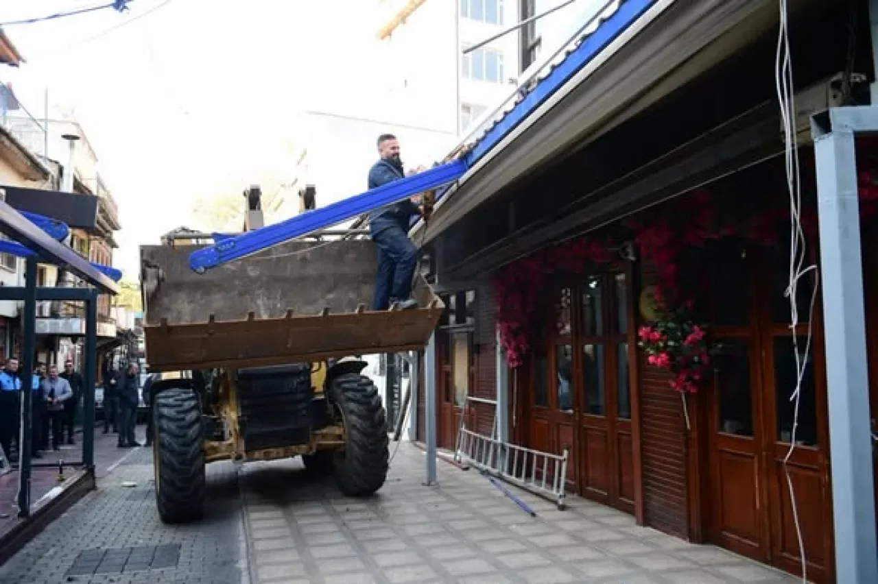 Osmangazi'de Tarihi Sokakta İşgal ve Kaçak Yapılaşma Temizliği Osmangazi'de Tarihi Sokakta İşgal ve Kaçak Yapılaşma Temizliği