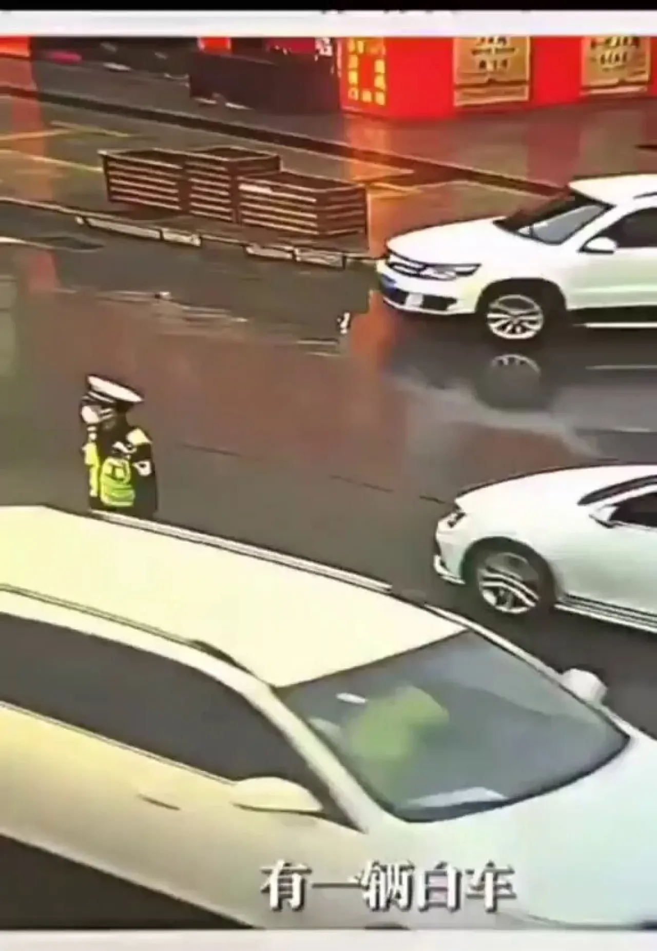Çin'de Trafik Polislerine Şemsiye Yardımının Sıra Dışı Yolu Çin'de Trafik Polislerine Şemsiye Yardımının Sıra Dışı Yolu