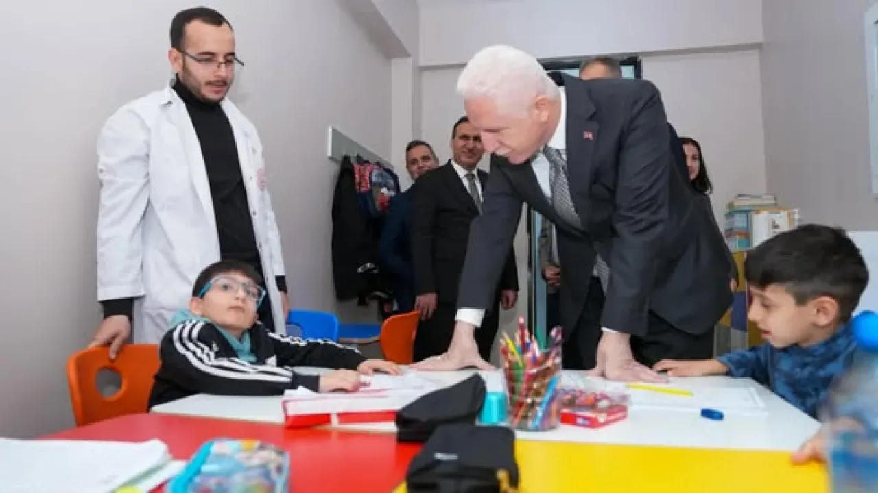 İstanbul Valisi Davut Gül, Dünya Engelliler Günü'nde Özel Eğitim Okulunu Ziyaret Etti İstanbul Valisi Davut Gül, Dünya Engelliler Günü'nde Özel Eğitim Okulunu Ziyaret Etti