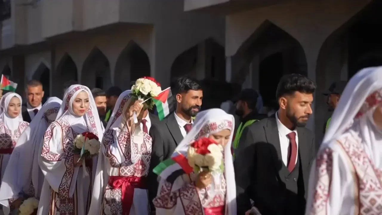 Gazze'de Yıkıntılar Arasında Umut: Savaşın Ardından Toplu Düğün Töreni Gazze'de Yıkıntılar Arasında Umut: Savaşın Ardından Toplu Düğün Töreni