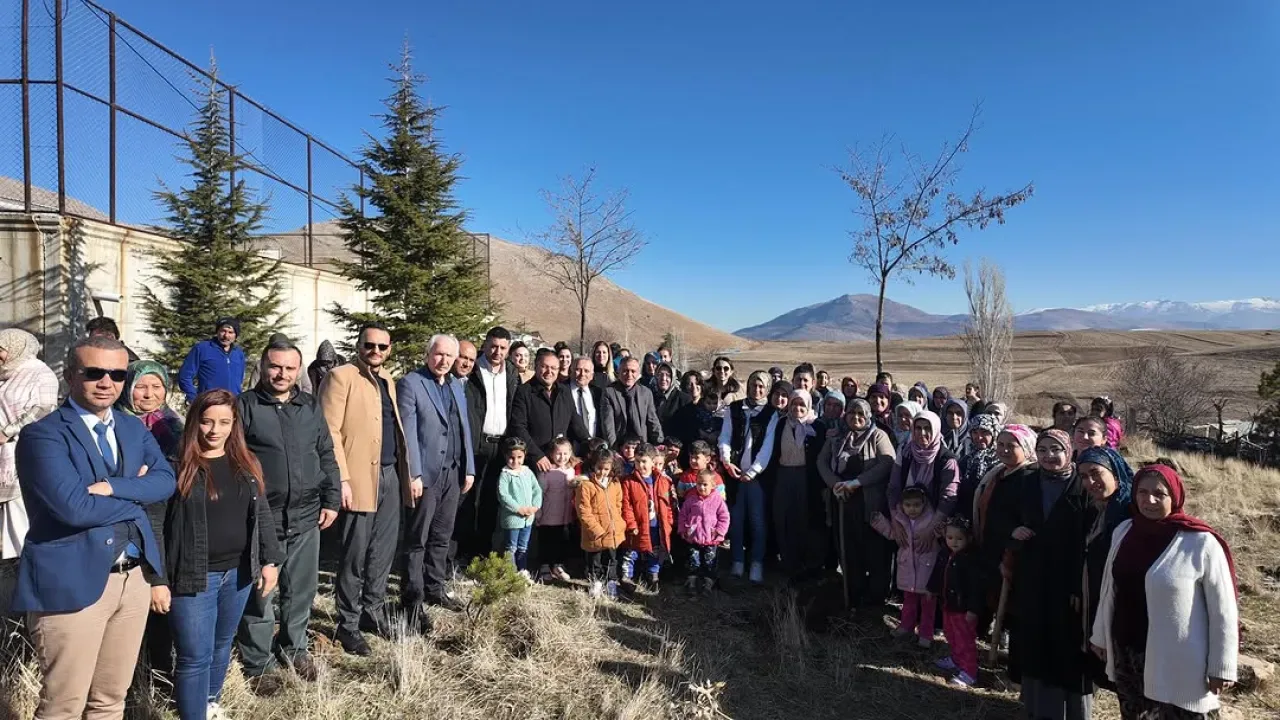 Tufanbeyli'de Fide Dikim Etkinliği ile Çevre Bilinci Aşılanıyor Tufanbeyli'de Fide Dikim Etkinliği ile Çevre Bilinci Aşılanıyor