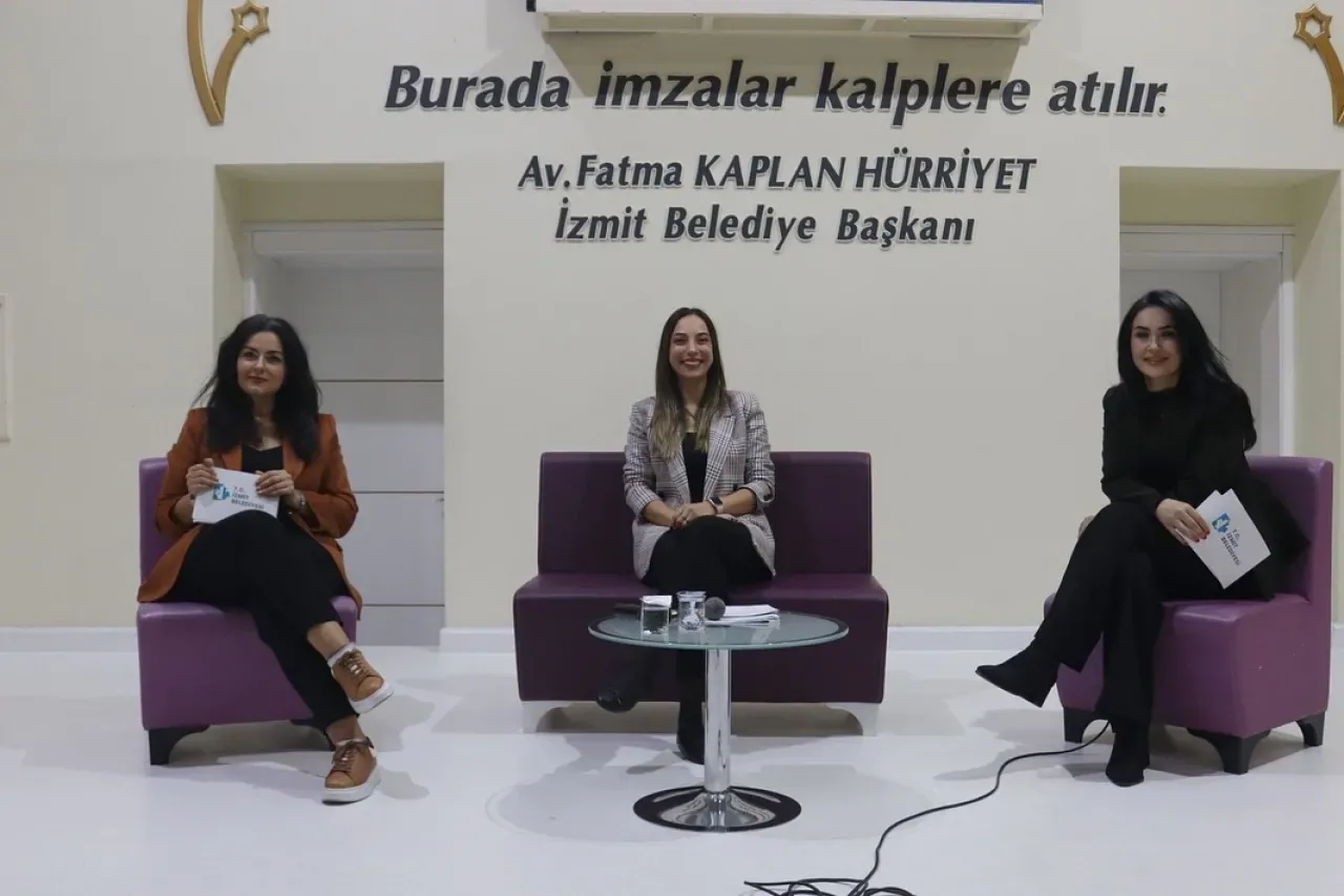 İzmit Belediyesi, Ebeveynlere Dijital Çağda Çocuk Yetiştirme Eğitimi Verdi İzmit Belediyesi, Ebeveynlere Dijital Çağda Çocuk Yetiştirme Eğitimi Verdi