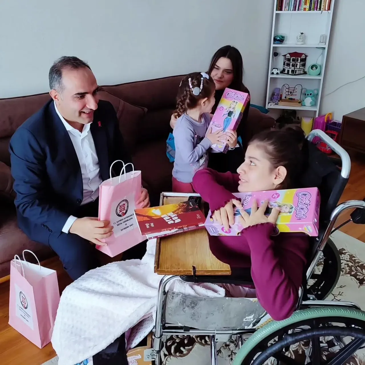 Çayırova'da 3 Aralık Dünya Engelliler Günü Mesajı: Engeller Birlikte Aşılıyor Çayırova'da 3 Aralık Dünya Engelliler Günü Mesajı: Engeller Birlikte Aşılıyor