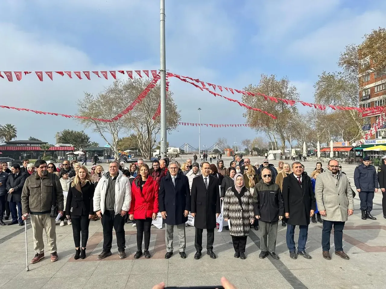 Bandırma'da 3 Aralık Dünya Engelliler Günü Çelenk Sunma Töreni Gerçekleştirildi Bandırma'da 3 Aralık Dünya Engelliler Günü Çelenk Sunma Töreni Gerçekleştirildi