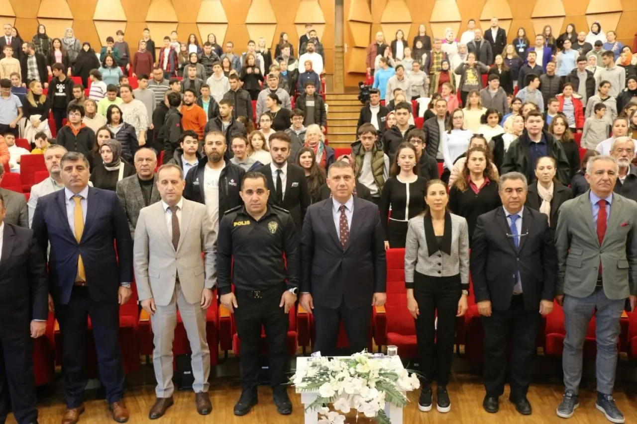Tuzla'da Dünya Engelliler Günü Anlamlı Bir Törenle Kutlandı Tuzla'da Dünya Engelliler Günü Anlamlı Bir Törenle Kutlandı