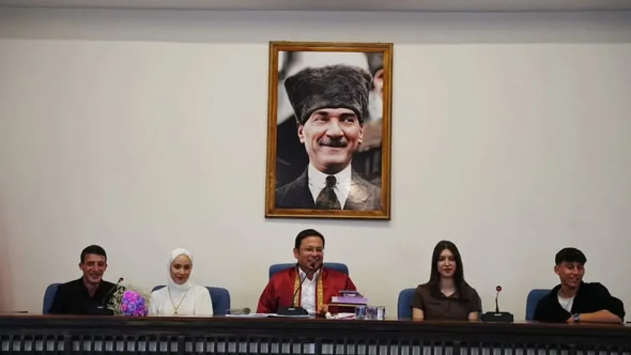 Sındırgı Belediyesi Personelinin Nikah Töreninde Sevgi ve Mutluluk Dolu Anlar Yaşandı Sındırgı Belediyesi Personelinin Nikah Töreninde Sevgi ve Mutluluk Dolu Anlar Yaşandı