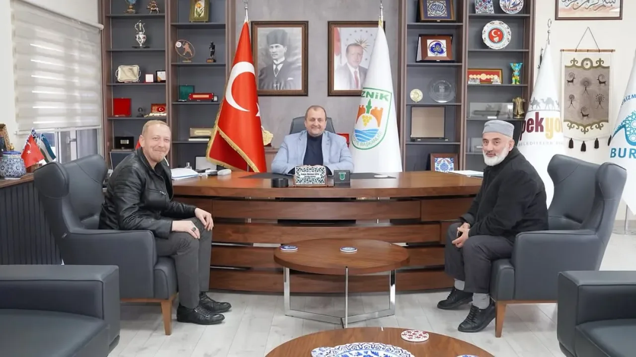 İznik Belediye Başkanı'na Anlamlı Ziyaret İznik Belediye Başkanı'na Anlamlı Ziyaret