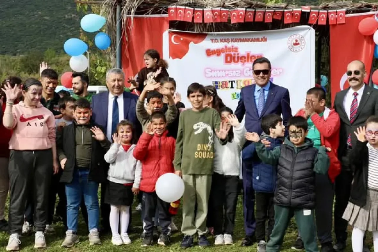 Kaş'ta Dünya Engelliler Günü'nde Anlamlı Program: Engelsiz Düşler, Sınırsız Gülüşler Kaş'ta Dünya Engelliler Günü'nde Anlamlı Program: Engelsiz Düşler, Sınırsız Gülüşler