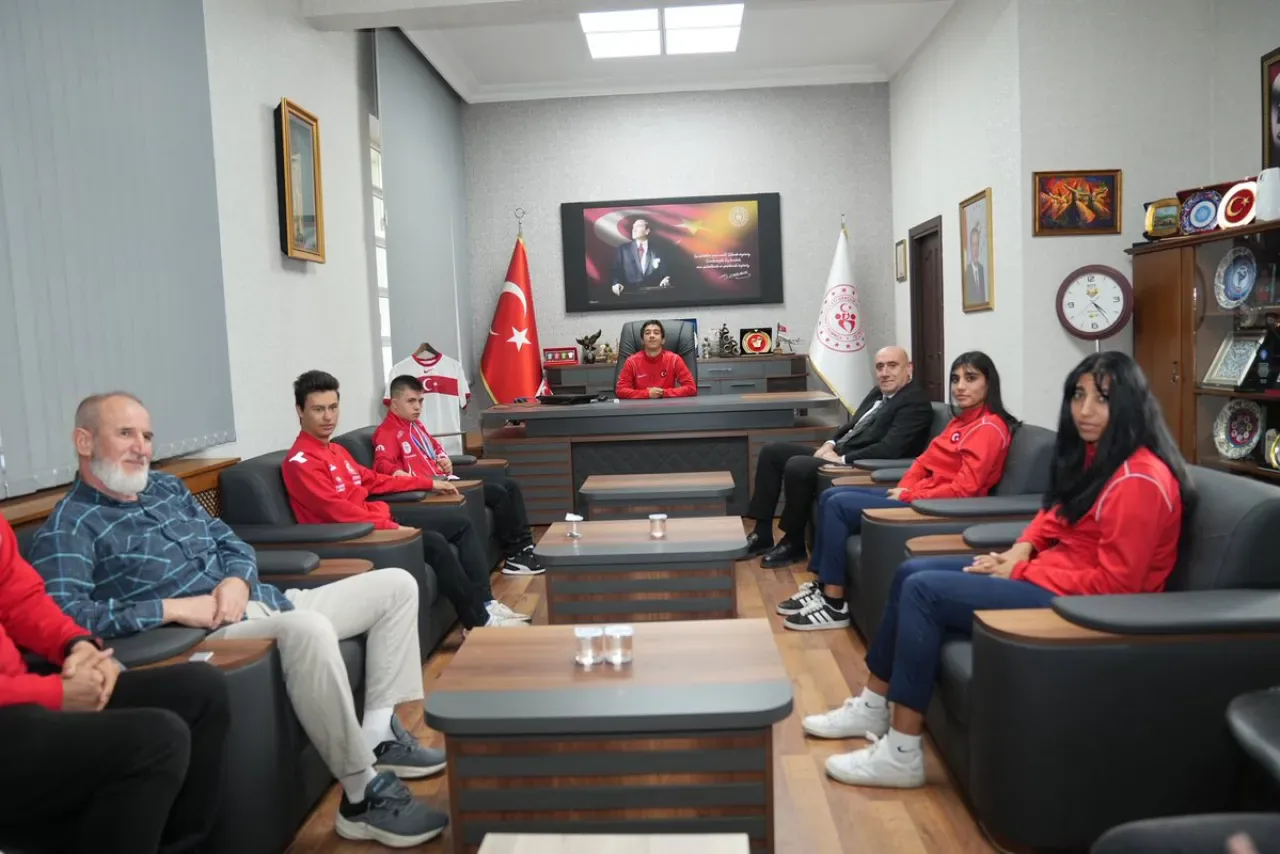 Konya'da Dünya ve Avrupa Şampiyonu Özel Sporcular, 3 Aralık Dünya Engelliler Günü'nde İl Müdürlüğünü Ziyaret Etti Konya'da Dünya ve Avrupa Şampiyonu Özel Sporcular, 3 Aralık Dünya Engelliler Günü'nde İl Müdürlüğünü Ziyaret Etti