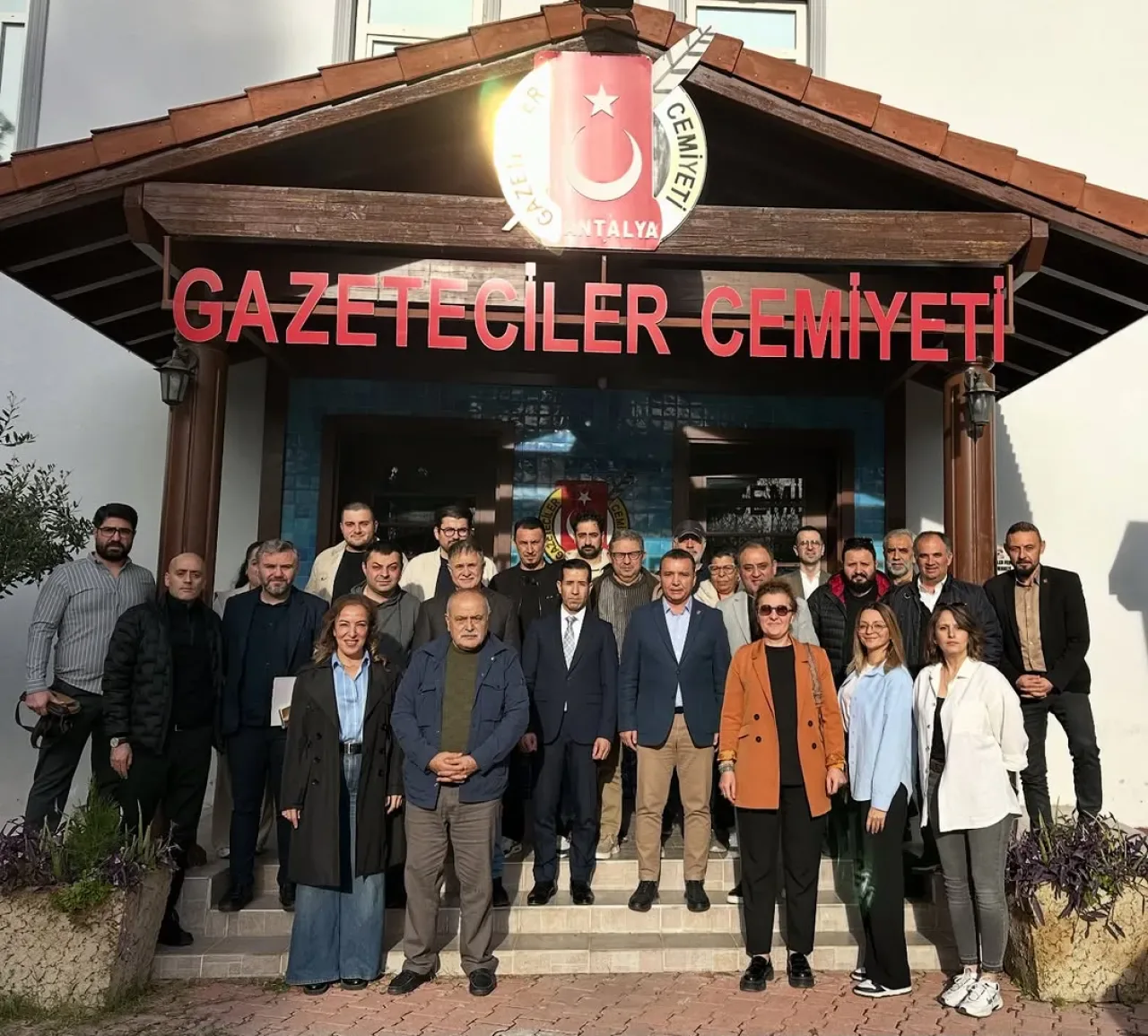 Antalya'da Gazetecilik Sektörünün Gelişimi ve Sorunları Masaya Yatırıldı Antalya'da Gazetecilik Sektörünün Gelişimi ve Sorunları Masaya Yatırıldı