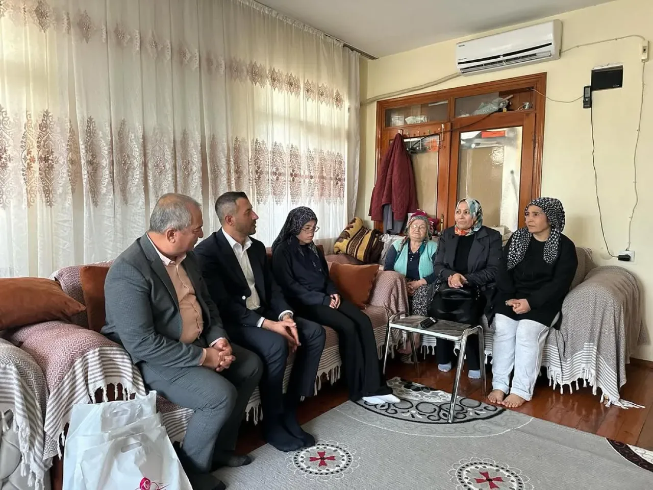 Serik AK Parti'den 3 Aralık Dünya Engelliler Günü'nde Anlamlı Ziyaret Serik AK Parti'den 3 Aralık Dünya Engelliler Günü'nde Anlamlı Ziyaret
