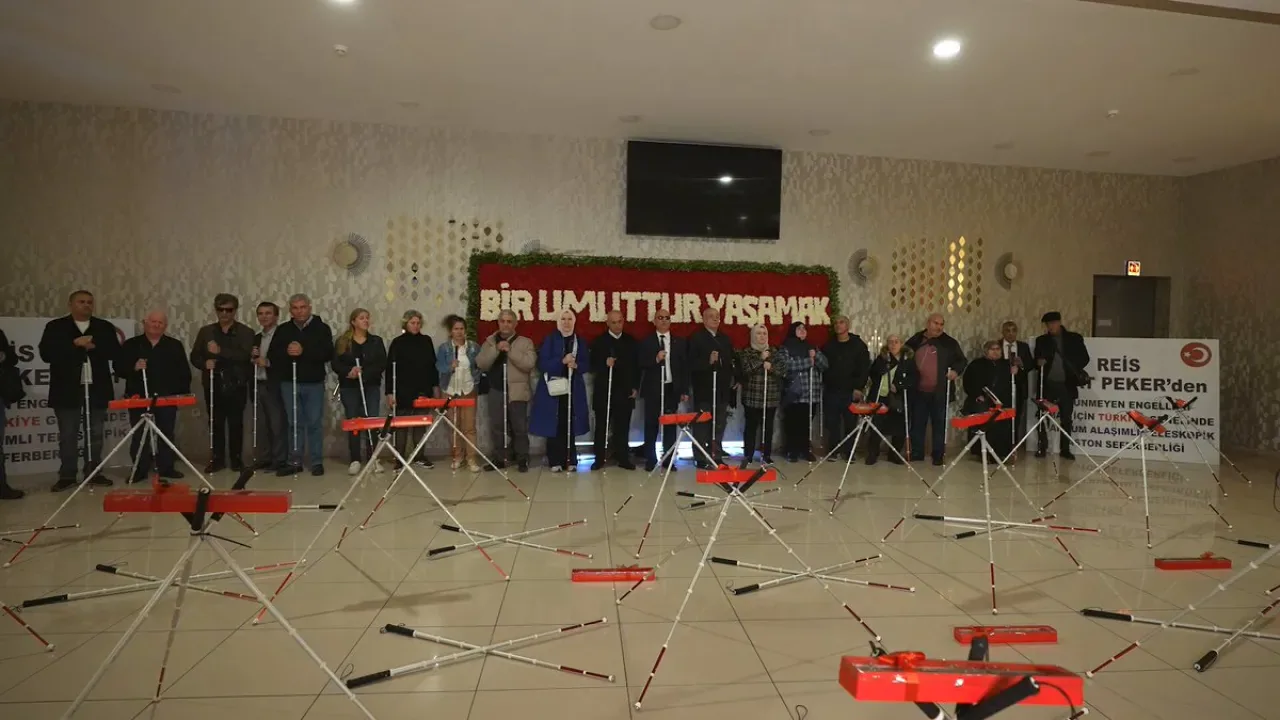 Sedat Peker, Dünya Engelliler Günü'nde Görme Engellilere Binlerce Baston Hediye Etti Sedat Peker, Dünya Engelliler Günü'nde Görme Engellilere Binlerce Baston Hediye Etti