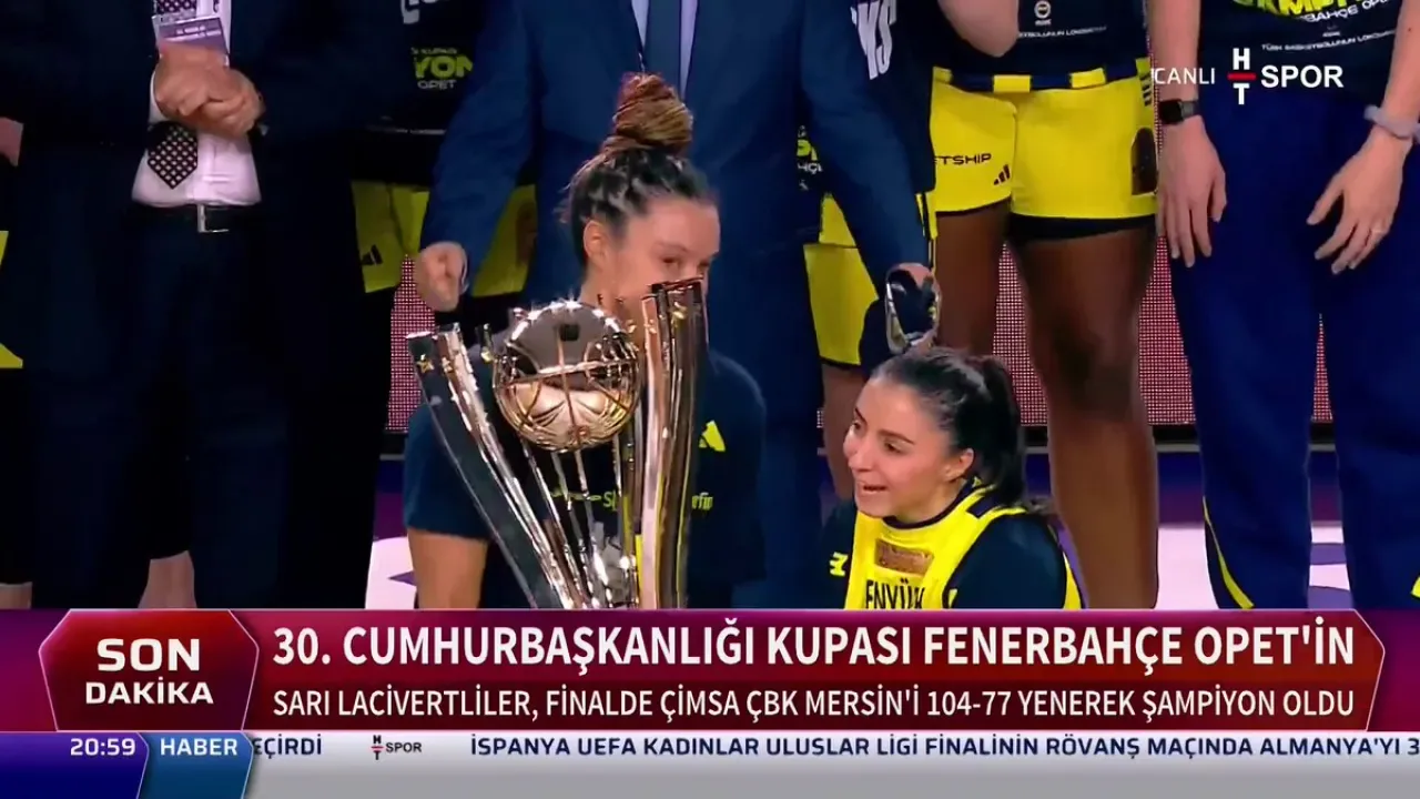 Fenerbahçe Opet, Sultanlar Ligi'nde Şampiyonluk Kupasını Kaldırdı Fenerbahçe Opet, Sultanlar Ligi'nde Şampiyonluk Kupasını Kaldırdı