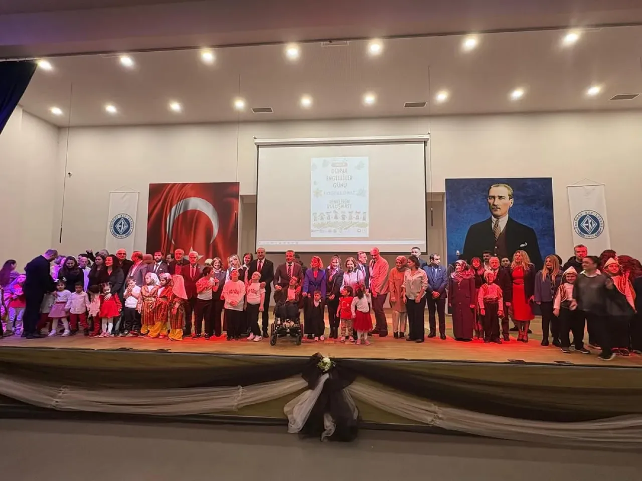 Kadıköy'de Renklerin Buluşması: 3 Aralık Dünya Engelliler Günü Etkinliği Kadıköy'de Renklerin Buluşması: 3 Aralık Dünya Engelliler Günü Etkinliği