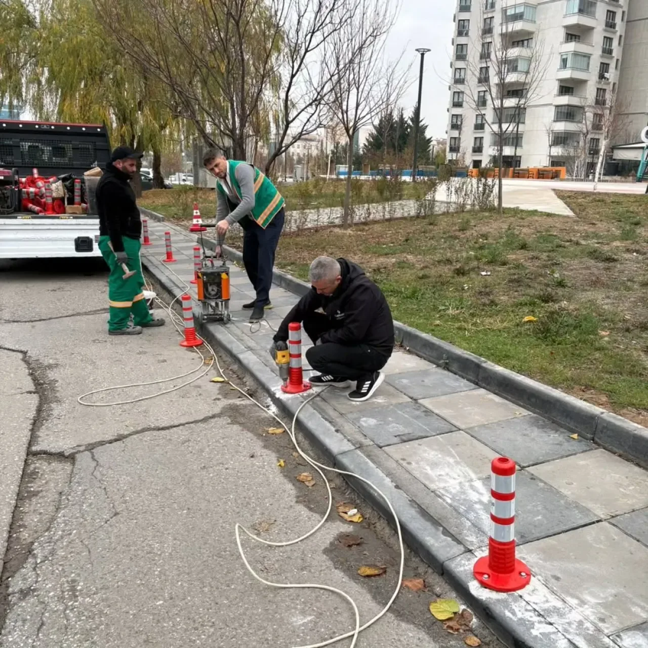 Çankaya'da Kaldırımlar Yayalar İçin Güvenli Hale Getiriliyor Çankaya'da Kaldırımlar Yayalar İçin Güvenli Hale Getiriliyor