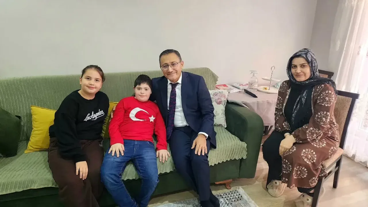 Bağcılar Kaymakamı Abdullah Uçgun, Engelliler Günü'nde Vatandaşları Evlerinde Ziyaret Etti Bağcılar Kaymakamı Abdullah Uçgun, Engelliler Günü'nde Vatandaşları Evlerinde Ziyaret Etti