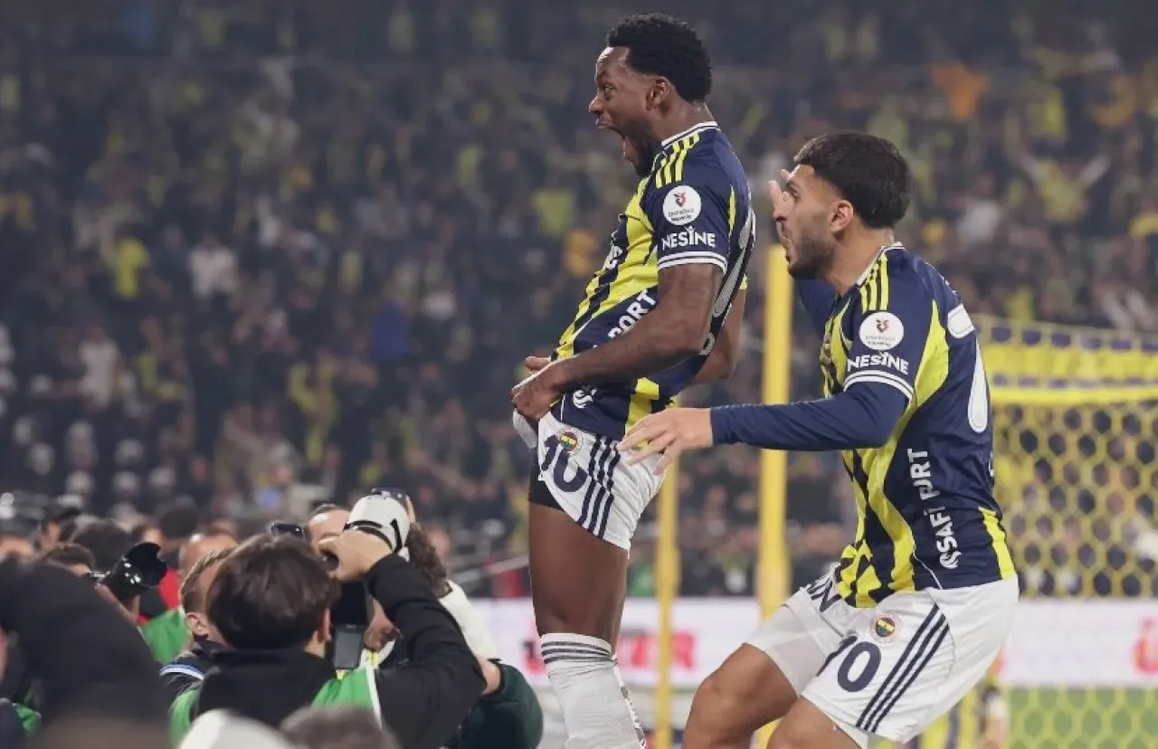 Galatasaray'ın Yeni Transferi Jhon Duran Hakkında Suç İhbarı Galatasaray'ın Yeni Transferi Jhon Duran Hakkında Suç İhbarı