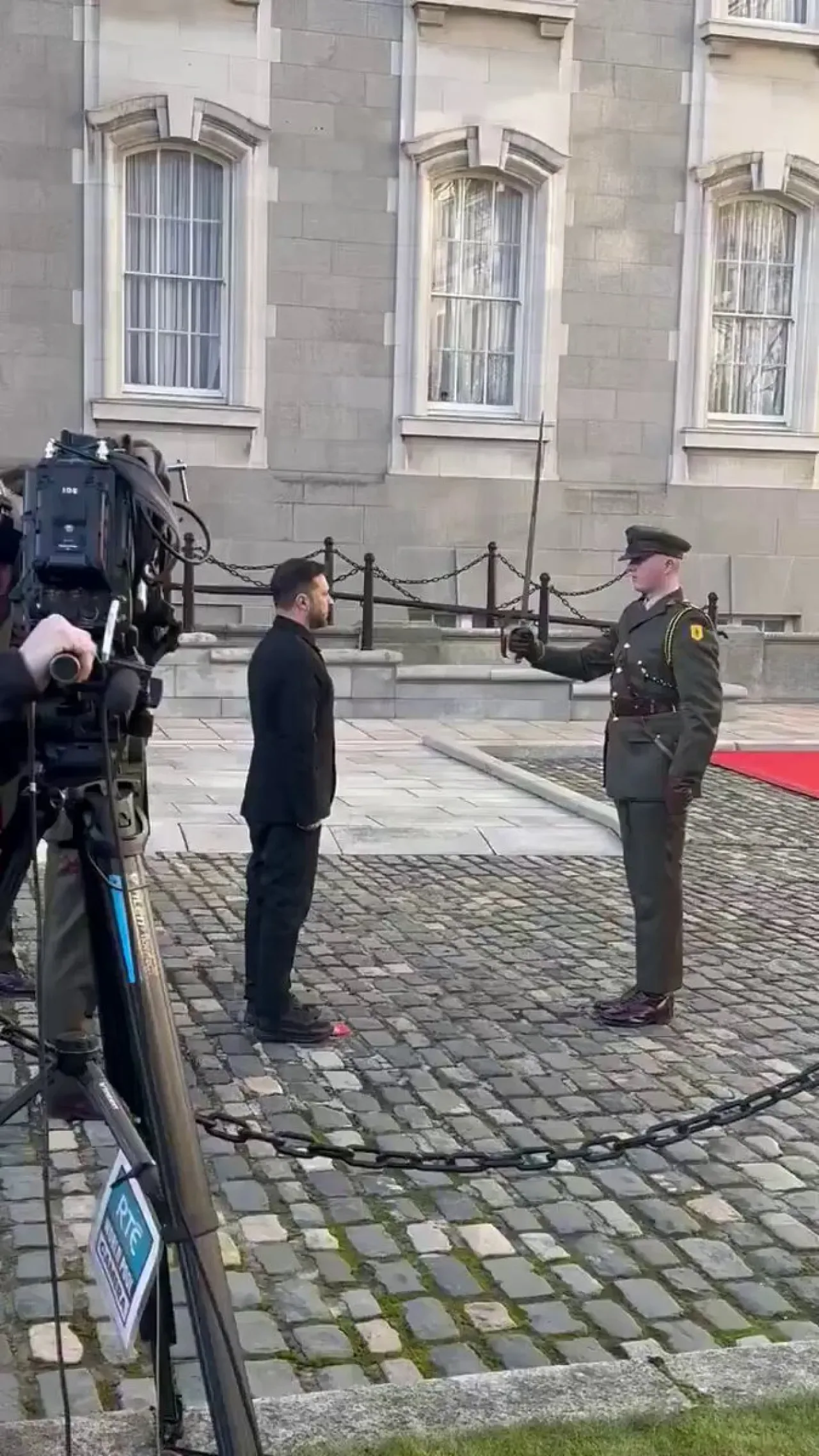 Zelensky'nin İrlanda Ziyaretindeki Tören Sosyal Medyada Tartışma Yarattı Zelensky'nin İrlanda Ziyaretindeki Tören Sosyal Medyada Tartışma Yarattı