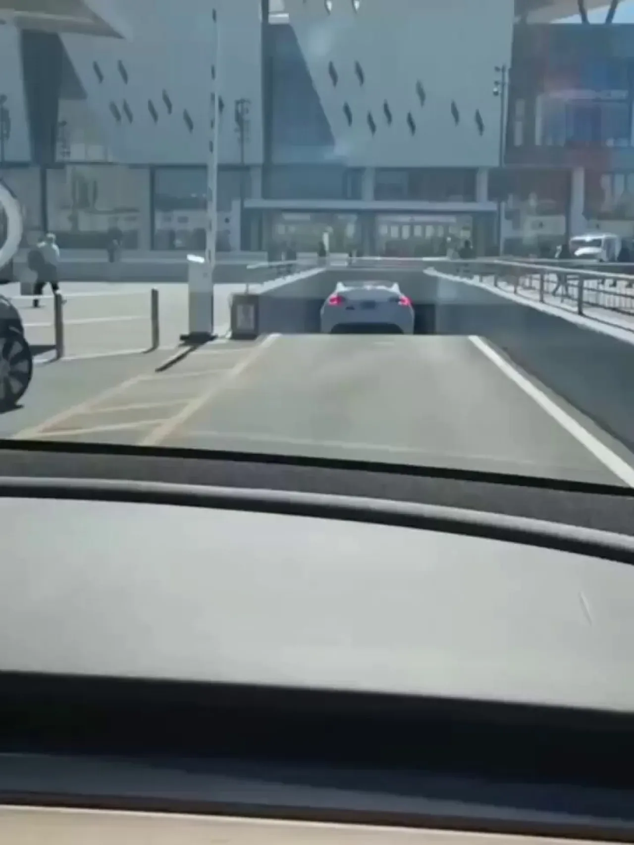 Elon Musk, Las Vegas'ta Sadece Tesla Araçlarının Kullanabileceği Özel Tünel Açtı Elon Musk, Las Vegas'ta Sadece Tesla Araçlarının Kullanabileceği Özel Tünel Açtı