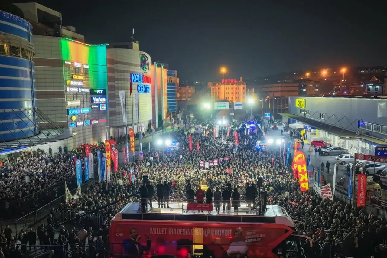İstanbul Güngören'de Ekrem İmamoğlu ve Yol Arkadaşları İçin Adalet Mitingi İstanbul Güngören'de Ekrem İmamoğlu ve Yol Arkadaşları İçin Adalet Mitingi