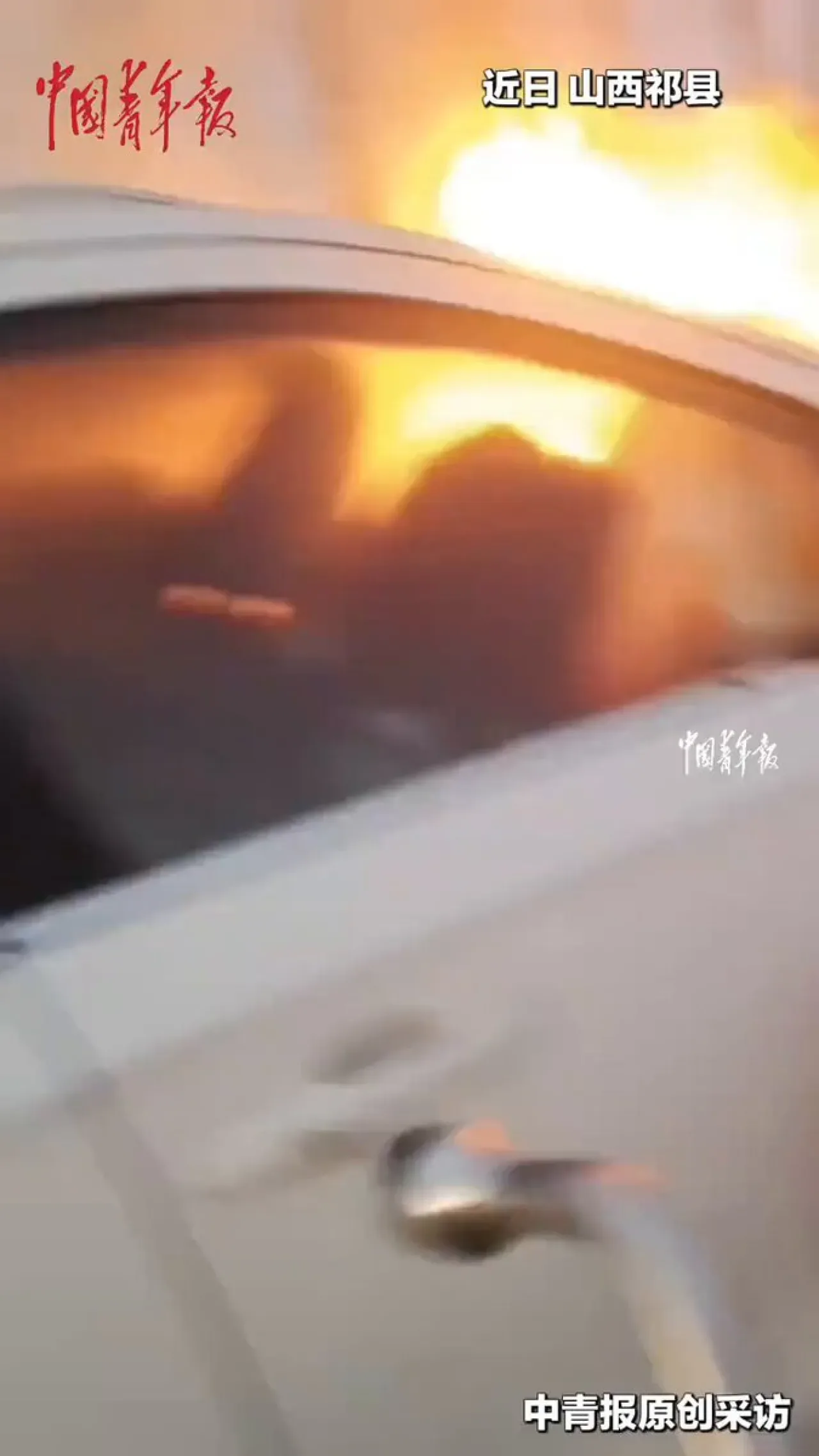 Cesur Vatandaş, Yanan Araçtan 4 Kişiyi Son Anda Kurtardı Cesur Vatandaş, Yanan Araçtan 4 Kişiyi Son Anda Kurtardı