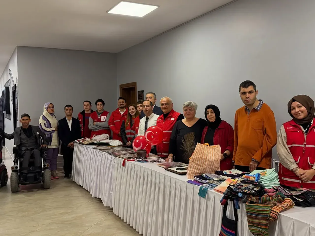 Türk Kızılay Esenler, 3 Aralık Dünya Engelliler Günü'nde Anlamlı Ziyaret Gerçekleştirdi Türk Kızılay Esenler, 3 Aralık Dünya Engelliler Günü'nde Anlamlı Ziyaret Gerçekleştirdi
