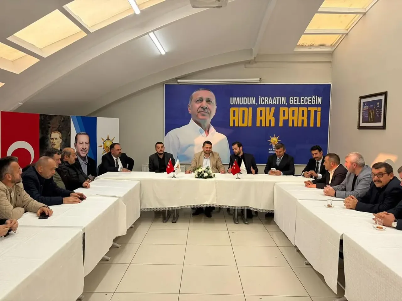 AK Parti Bahçelievler İlçe Başkanlığı'na Hayrat Fettahoğulları Derneği Ziyareti AK Parti Bahçelievler İlçe Başkanlığı'na Hayrat Fettahoğulları Derneği Ziyareti