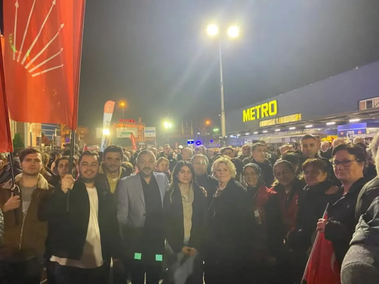 CHP'li Özgür Özel'in Güngören Mitingine Arnavutköy'den Coşkulu Katılım CHP'li Özgür Özel'in Güngören Mitingine Arnavutköy'den Coşkulu Katılım