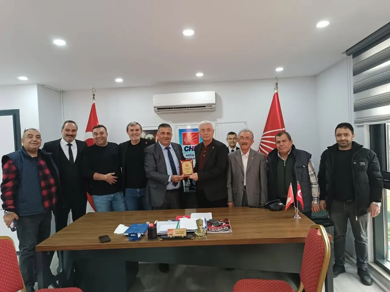 CHP Antalya İl Başkanı Nail Kamacı'ya Esnaf Odası Başkan Adayından Hayırlı Olsun Ziyareti CHP Antalya İl Başkanı Nail Kamacı'ya Esnaf Odası Başkan Adayından Hayırlı Olsun Ziyareti