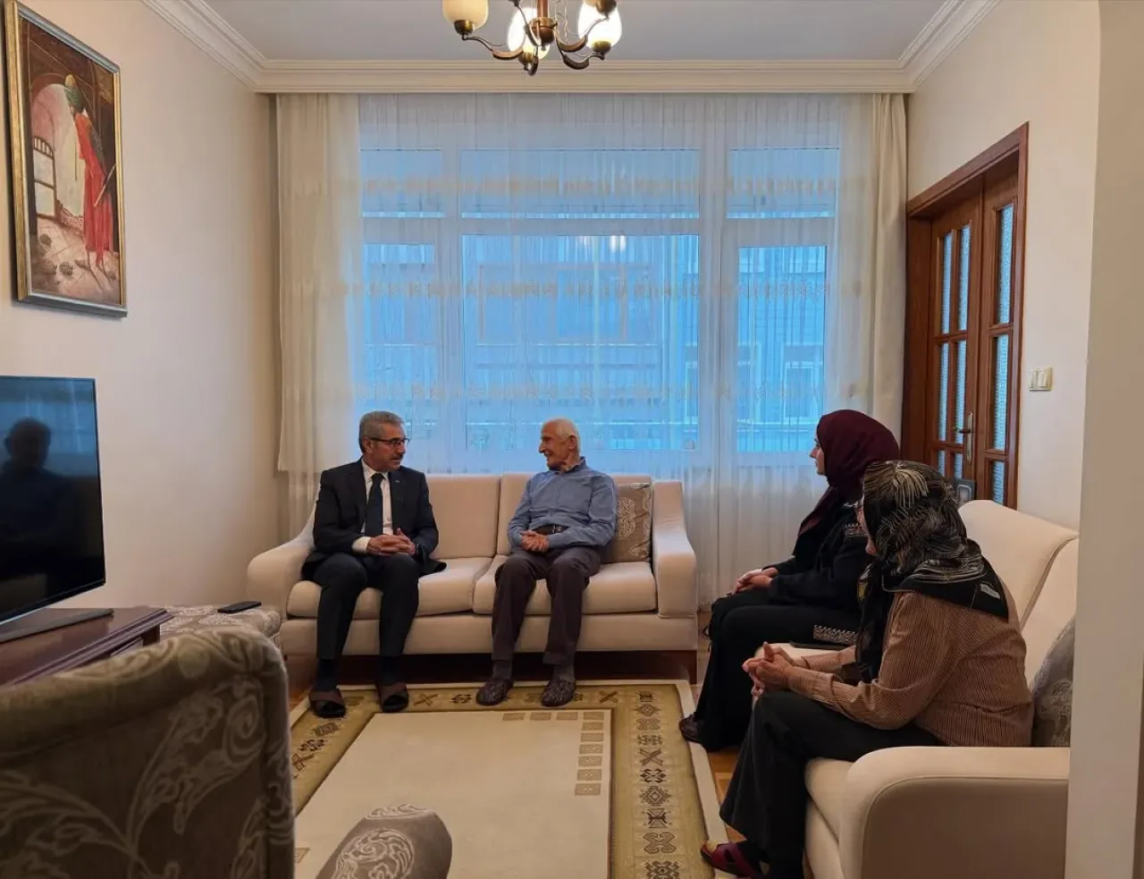 Üsküdar Kaymakamı Adem Yazıcı, Kıbrıs Barış Harekatı Gazisini Evinde Ziyaret Etti Üsküdar Kaymakamı Adem Yazıcı, Kıbrıs Barış Harekatı Gazisini Evinde Ziyaret Etti